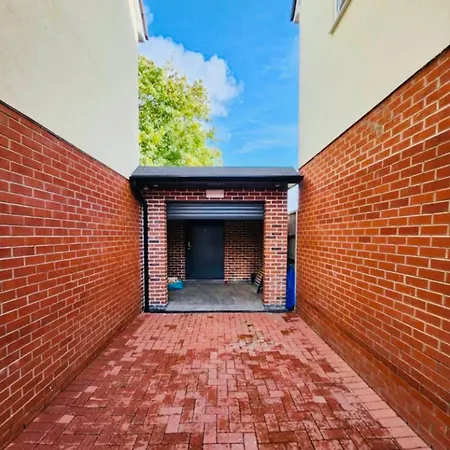 3 Bedroom Guest House In Dudley Exterior photo
