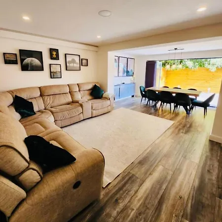 3 Bedroom Guest House In Dudley Exterior photo